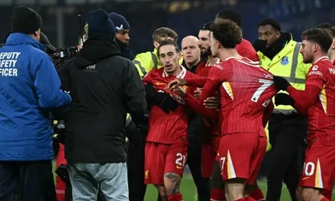 Khoảnh khắc hỗn loạn tại Goodison Park là hồi chuông cảnh tỉnh cho Liverpool
