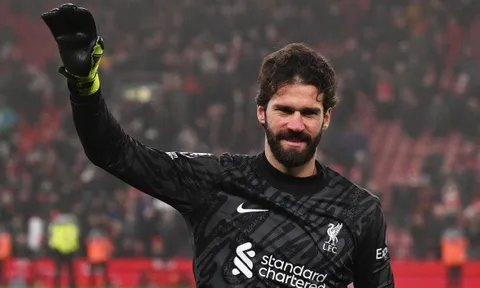 Sốc! Liverpool bán đứt Alisson