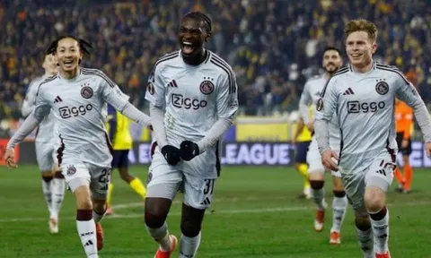 Thần đồng Ajax tỏa sáng; Kubo ghi siêu phẩm cho Sociedad