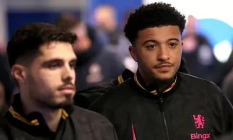 Jamie Carragher mỉa mai sự nghiệp của Sancho tại Chelsea