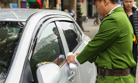 Mức phạt cao nhất lỗi đậu xe trên vỉa hè đối với ô tô và xe máy từ năm 2025