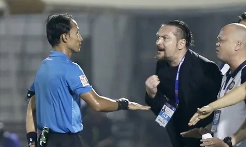 Quá bức xúc! 2 hình ảnh hơn nghìn lời nói ở V.League