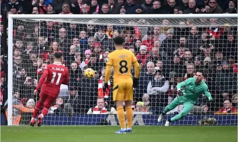 5 điểm nhấn Liverpool 2-1 Wolves: Nỗi lo ngoài dự đoán; Diaz không phải tiền đạo trung tâm