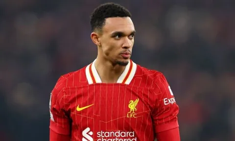 "Khả năng chuyền bóng của Trent Alexander-Arnold có vẻ còn gượng gạo"