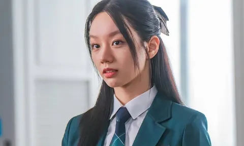 Lee Hyeri diện đồ thời trang học đường trẻ trung hack tuổi tuyệt đối