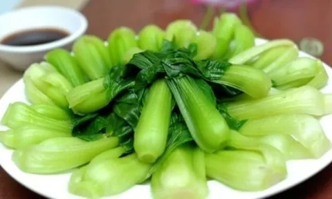 Luộc rau nước sôi hay nước lạnh: Thả thêm thứ này rau xanh mướt, ăn đậm vị không bị mất viitamin