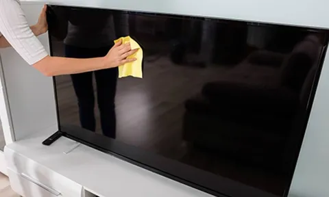 Màn hình TV bẩn, vệ sinh thế nào để nhanh và an toàn nhất?