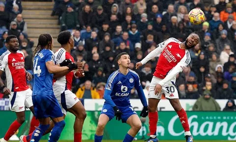 Michael Owen so sánh sao Arsenal với trẻ con tập đá bóng