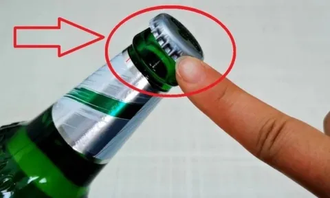 Nắp chai có 1 điểm đặc biệt, nhấn vào là mở nắp dễ dàng, không cần dụng cụ phức tạp
