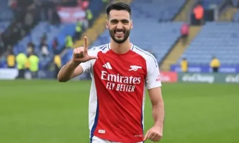Quên mua quà Valentine cho vợ, Mikel Merino bù đắp bằng cú đúp