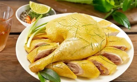 Thịt gà luộc nước lã dễ tanh lại đỏ, luộc theo cách này gà chín mềm, vàng da, ngọt thịt