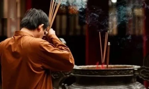 Vì sao các cụ kiêng thắp hương ban đêm? Lý do nhiều người đến nay cũng không biết