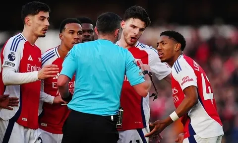 Arsenal nhận án phạt từ FA sau tấm thẻ đỏ của Myles Lewis-Skelly