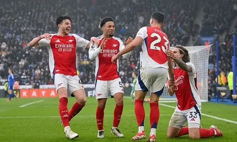 Liverpool vượt khó, nhưng Neville tin Arsenal vẫn có cơ hội