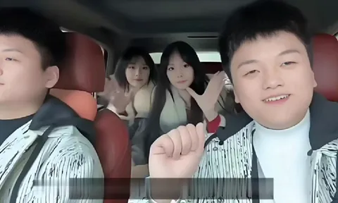 Hai cặp sinh đôi làm lễ đính hôn cùng ngày, phản ứng bố mẹ cô dâu gây chú ý