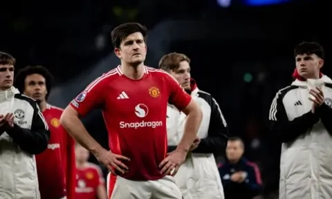 Michael Owen chỉ trích hàng thủ MU: "Họ chẳng biết phải làm gì cả"