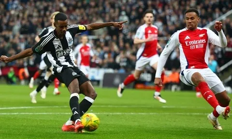 Carragher ủng hộ Liverpool giành Isak trước mặt Arsenal