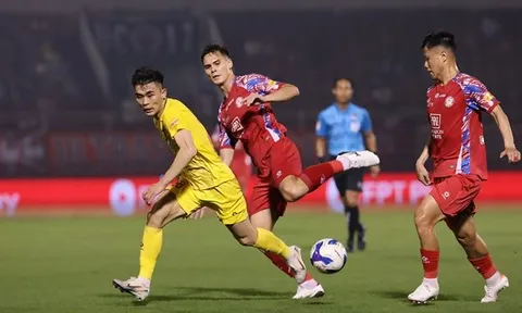Cục diện V-League sau vòng 13: CAHN suýt thua; Chuyên gia bất bại