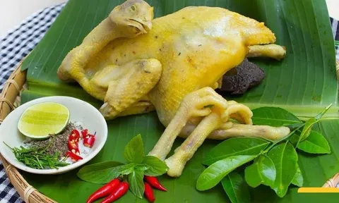 Đổ nước lã vào luộc gà vừa nhớt vừa đỏ, mách bạn 1 bước để gà chín đều, ngọt đậm