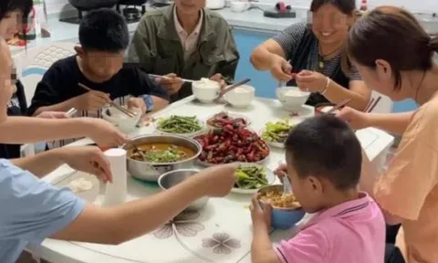 Vì sao người trung niên lại sợ khách đến nhà? 5 lý do khó nói nhưng thực tế