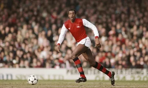 Arsenal kéo hậu vệ lên đá tiền đạo, tại sao không?