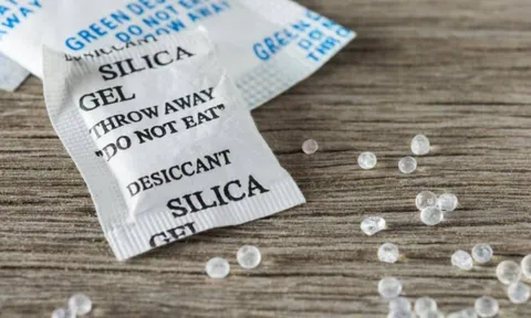 Gói hút ẩm thực ra có rất nhiều công dụng, ai vứt bỏ đi sẽ tiếc hùi hụi