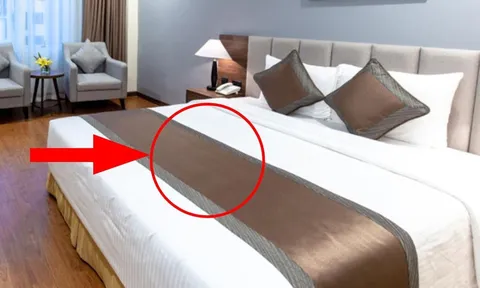 Miếng vải trải ngang giường khách sạn không phải để trang trí: Chúng có 5 công dụng tuyệt vời rất ít người biết