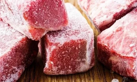 Thịt lợn vừa lấy từ trong tủ đá đông cứng như gạch, làm theo cách này là mềm tươi như mới