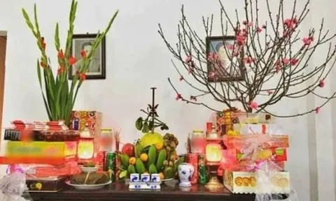 Vì sao khi thắp hương, nhà giàu thường đặt bình hoa ở bên trái bàn thờ? Lý do không hề mê tín