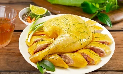 Luộc gà chỉ bỏ mỗi nước lạnh là dại: Làm theo cách này thịt không bị đỏ, da giòn sần sật