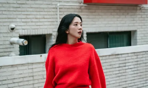 Phong cách thời trang tối gian của Jisoo (BLACKPINK) trong "Newtopia"