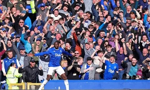 Xác nhận! Kẻ hạ sát MU suýt rời Everton, Moyes ngăn cản