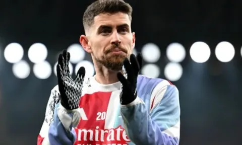 Jorginho chịu "áp lực gia đình" trong thương vụ rời Arsenal