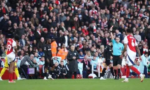 Premier League lên tiếng về tấm thẻ đỏ của sao Arsenal