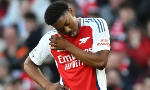 Chuỗi thẻ đỏ  đẩy Arsenal vào thế khó trong cuộc đua vô địch