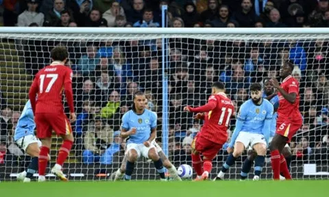 Pep vừa trách móc, Nathan Ake 'kiến tạo' luôn cho Salah mở tỷ số