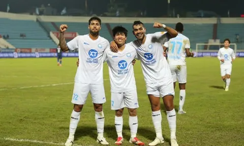 Thắng 3-1, Nam Định vươn lên ngôi đầu V.League