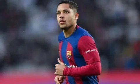 Barca dựa vào điều luật FIFA bán Roque, gia hạn với Yamal