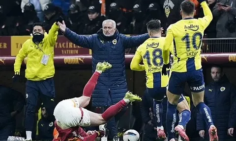 Mourinho bị cáo buộc phân biệt chủng tộc sau trận derby Thổ Nhĩ Kỳ