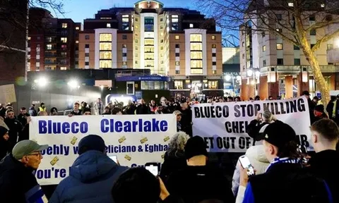 CĐV Chelsea phản đối giới chủ, giăng biểu ngữ "cút đi"
