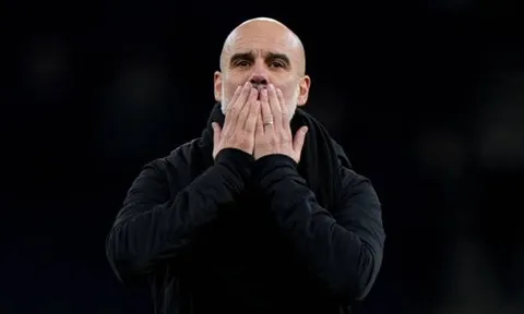 Choáng ngợp, Guardiola có hành động "âu yếm" sao Tottenham