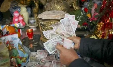 Có nên đặt tiền thật lên bàn thờ thắp hương vào mùng 1 không?