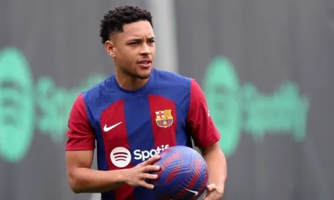 Here we go! Vitor Roque chia tay Barcelona, ký 5 năm với Palmeiras