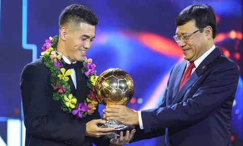 Tiến Linh đoạt Quả bóng Vàng 2024, hướng đến cột mốc của Công Vinh