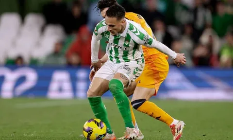 Antony hay, nhưng còn kém "ảo thuật gia" của Real Betis
