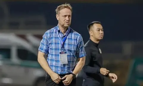 CAHN đánh rơi chiến thắng, ông Polking lại chê mặt sân