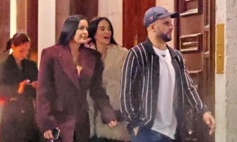 Kyle Walker tiệc tùng thâu đêm với 2 người đẹp bí ẩn