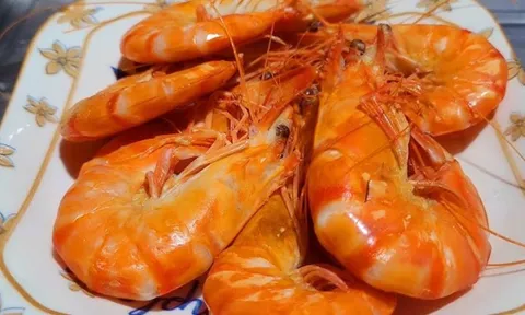 Luộc tôm cứ cho thêm 2 thứ, tôm không tanh lại có màu đỏ au, 10 con đẹp như 10