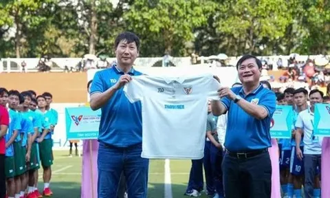 Ông Kim Sang-sik quan tâm đến bóng đá sinh viên