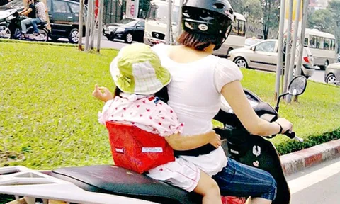 Từ 2025, phụ huynh chở con bằng xe máy mắc lỗi này có thể bị phạt 10 triệu đồng, tước bằng lái 12 tháng